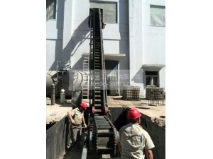 大傾角皮帶輸送機使用現(xiàn)場